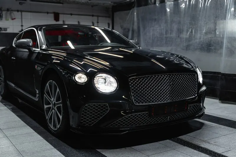 Voiture noire propre dans un espace de detailing
